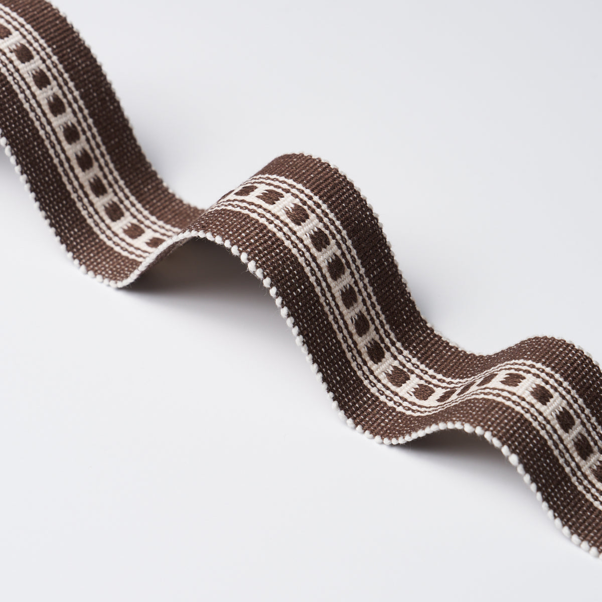 LUBECK-TAPE-NARROW-BROWN-SCHUMACHER-85172 - Schumacher Recortar