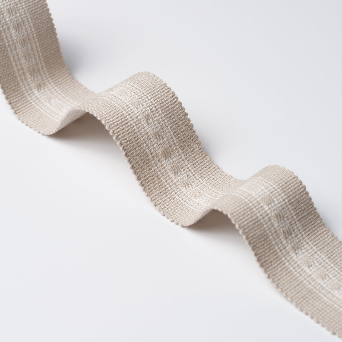 LUBECK-TAPE-NARROW-NATURAL-SCHUMACHER-85175 - Schumacher Recortar
