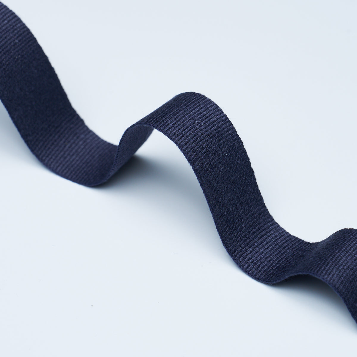 MATHIAS-LINEN-TAPE-MEDIUM-NAVY-SCHUMACHER-85231 - Schumacher Recortar