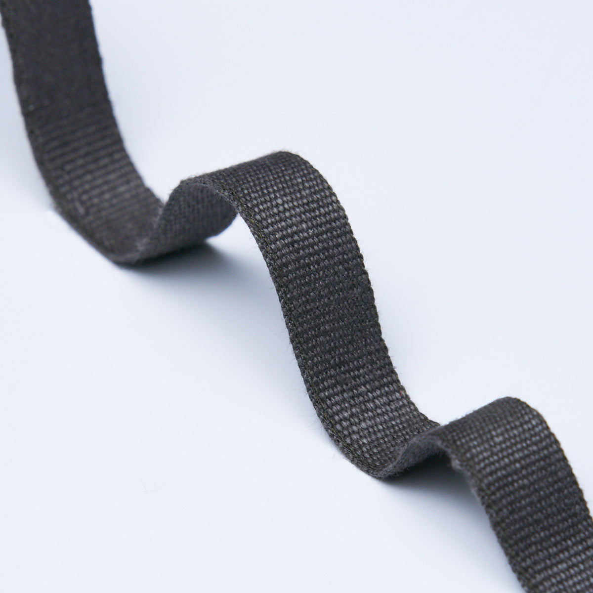 MATHIAS-LINEN-TAPE-NARROW-CHARCOAL-SCHUMACHER-85240 - Schumacher Trim