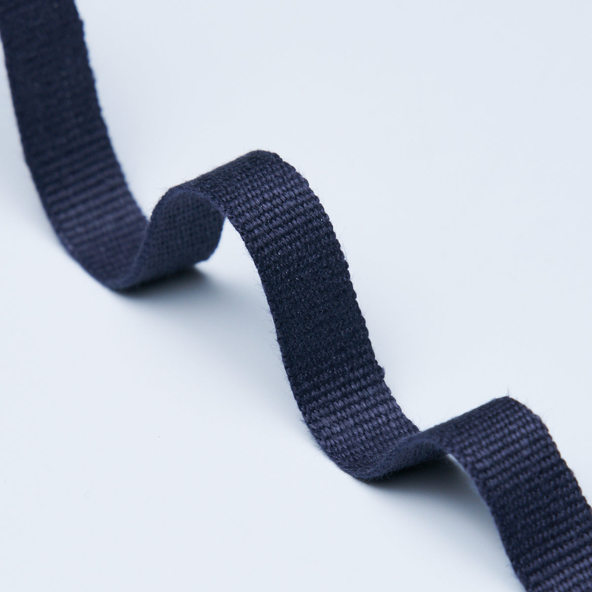 MATHIAS-LINEN-TAPE-NARROW-NAVY-SCHUMACHER-85241 - Schumacher Recortar