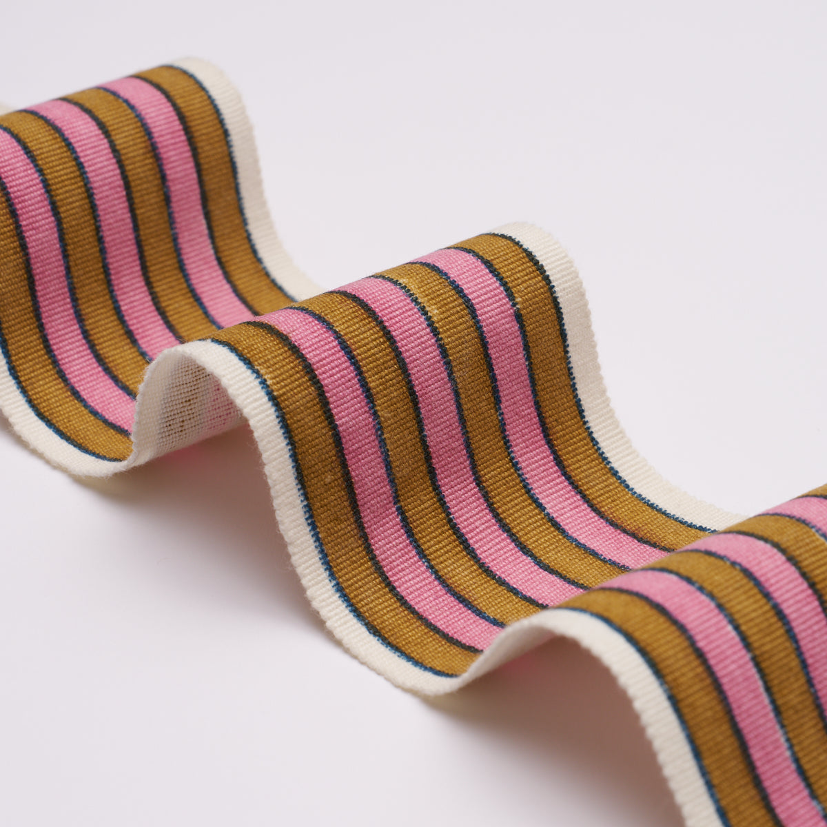 ARYA-STRIPE-HAND-BLOCK-TRIM-GOLD-SCHUMACHER-85431 - Schumacher Trim