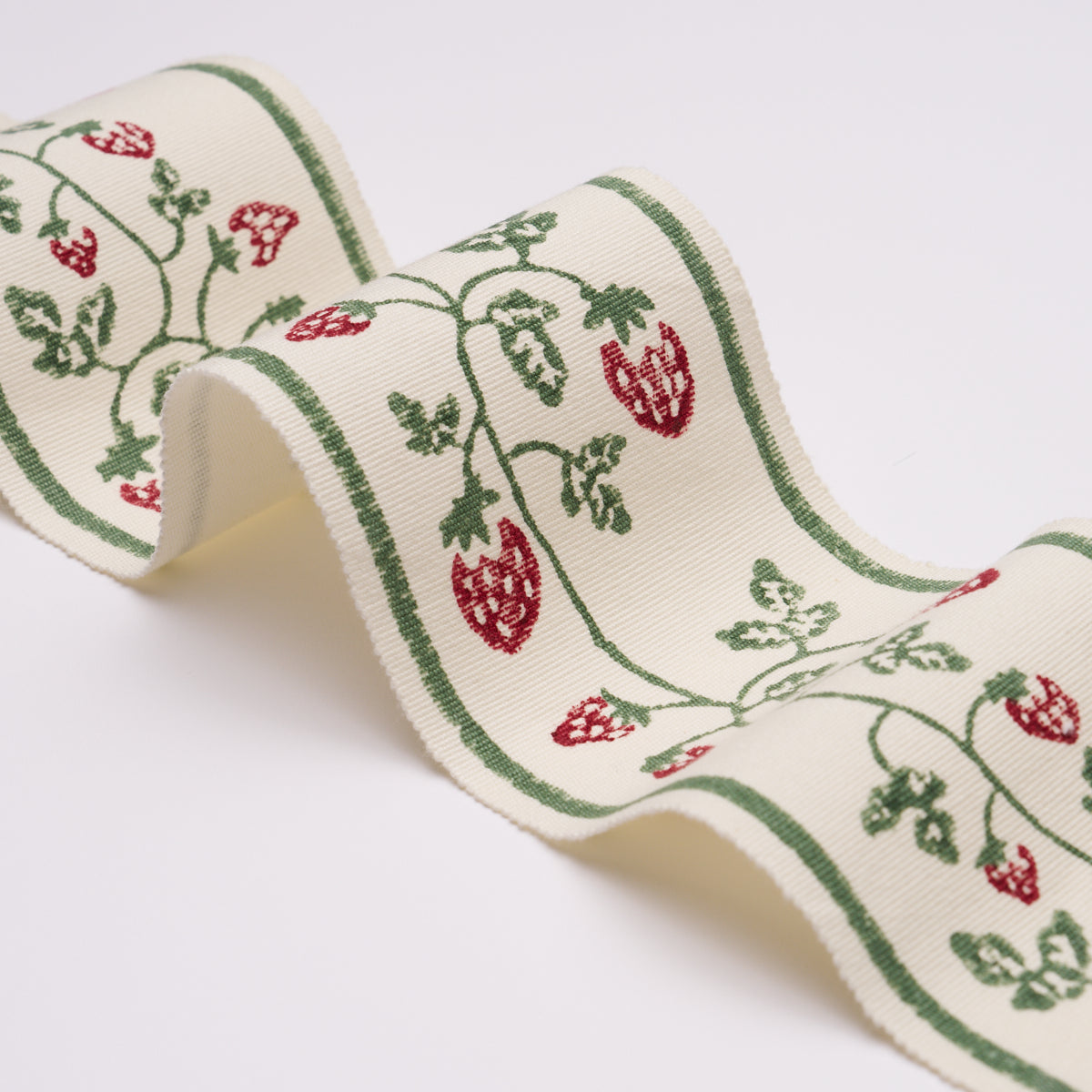 STRAWBERRY-TRAIL-HAND-BLOCK-TRIM-DARK-GREEN-SCHUMACHER-85460 - Schumacher Trim