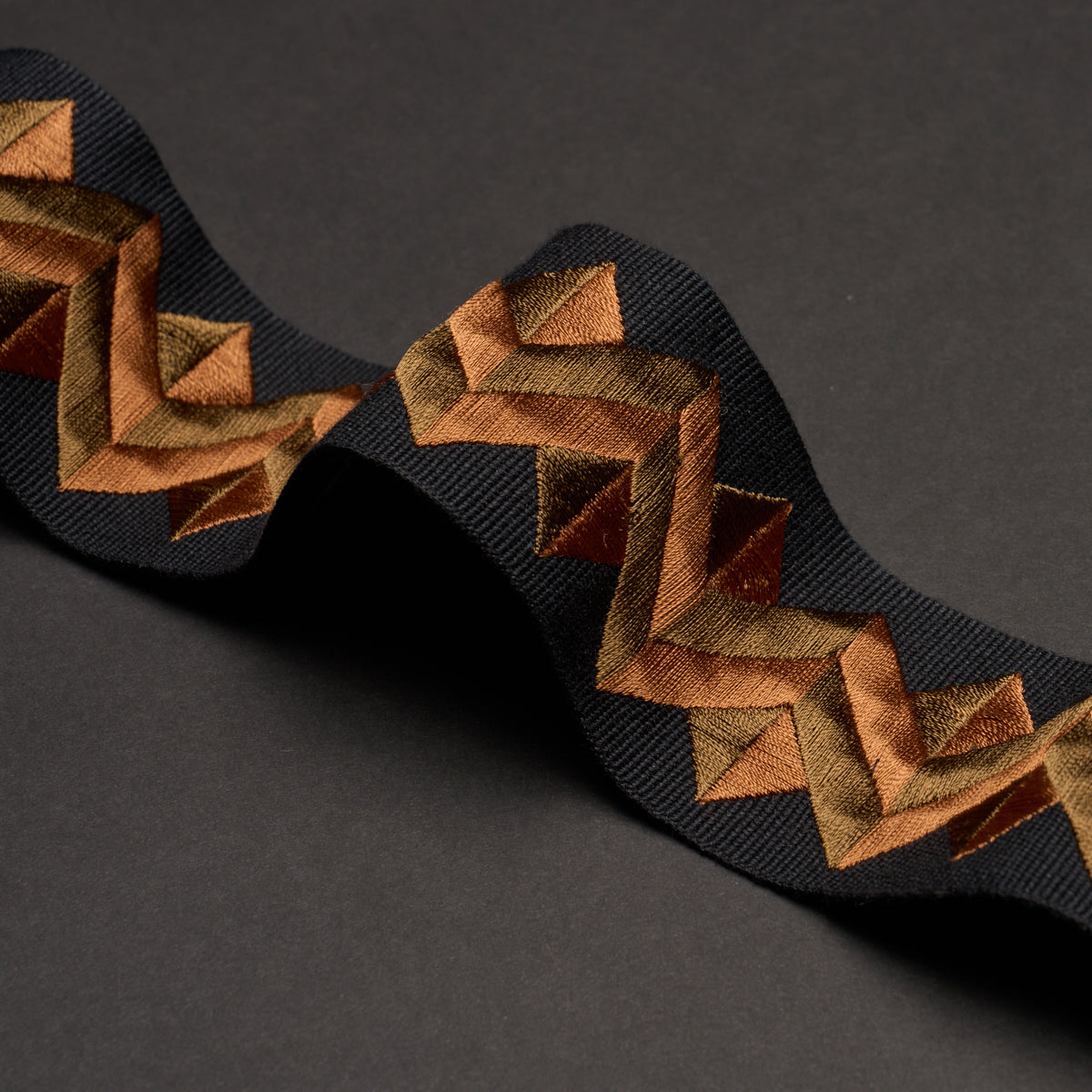 ZIGZAG-MODERNE-TAPE-GOLDSTONE-SCHUMACHER-85583 - Schumacher Recortar