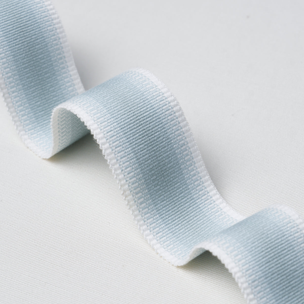 BELTON-TAPE-NARROW-SKY-SCHUMACHER-86170 - Schumacher Recortar