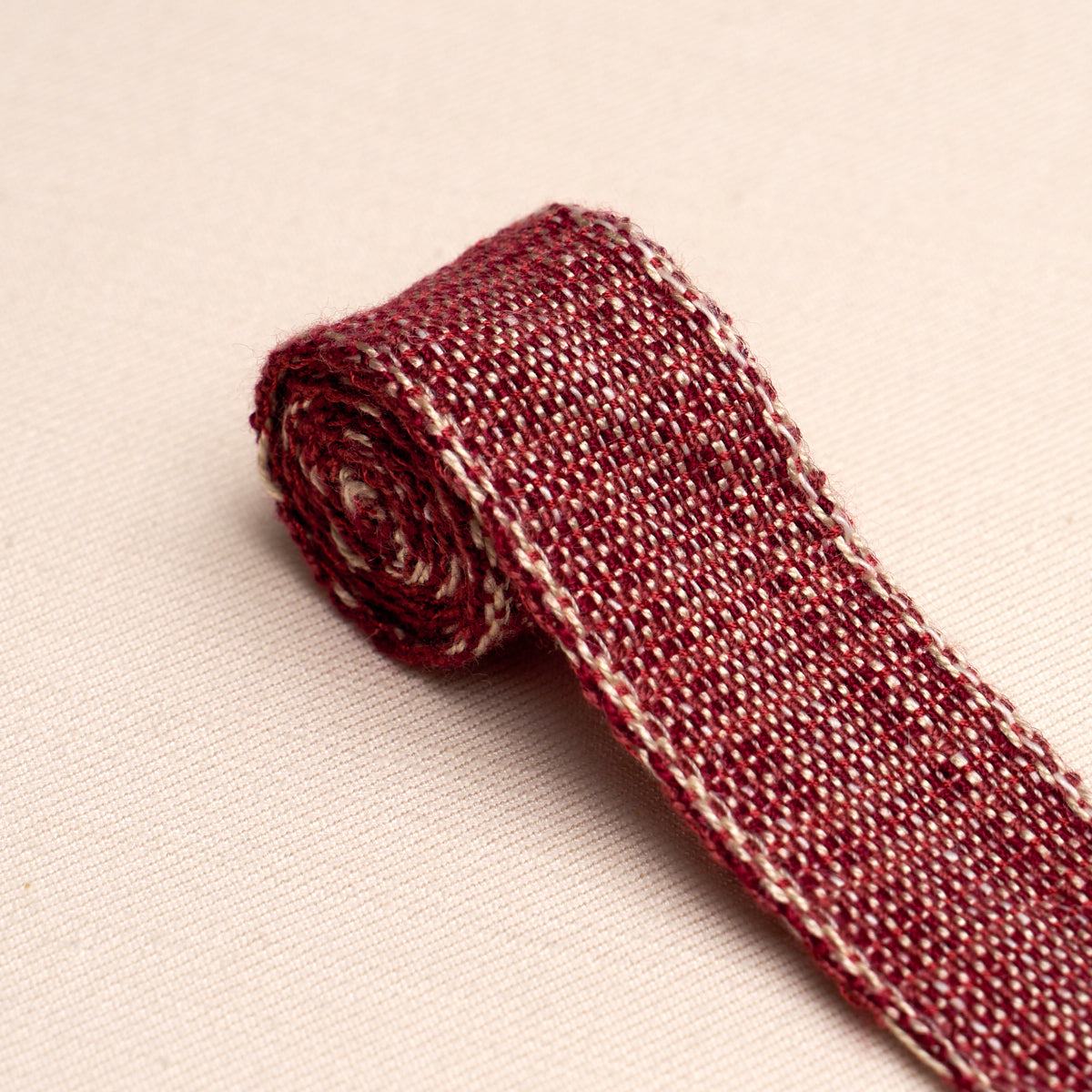 TWEED-TAPE-NARROW-RED-SCHUMACHER-86205 - Schumacher Recortar