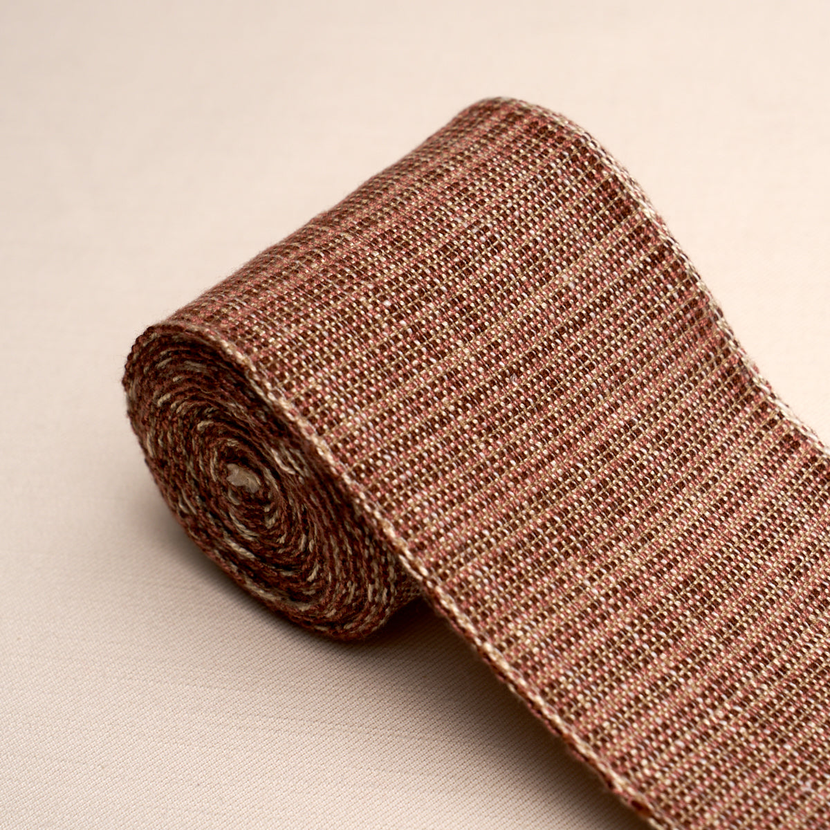 TWEED-TAPE-WIDE-BROWN-SCHUMACHER-86214 - Schumacher Recortar