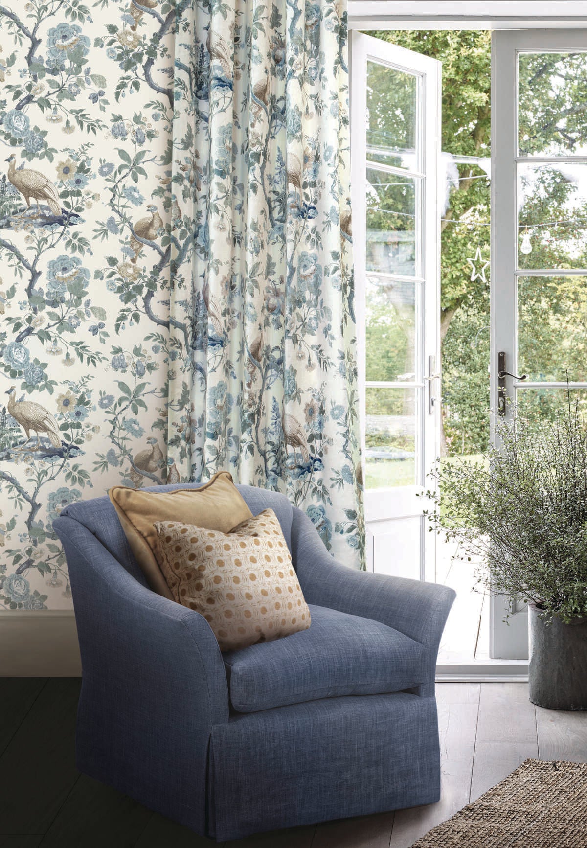 Broughton Rose - Blue - G P & J BAKER Wallpaper