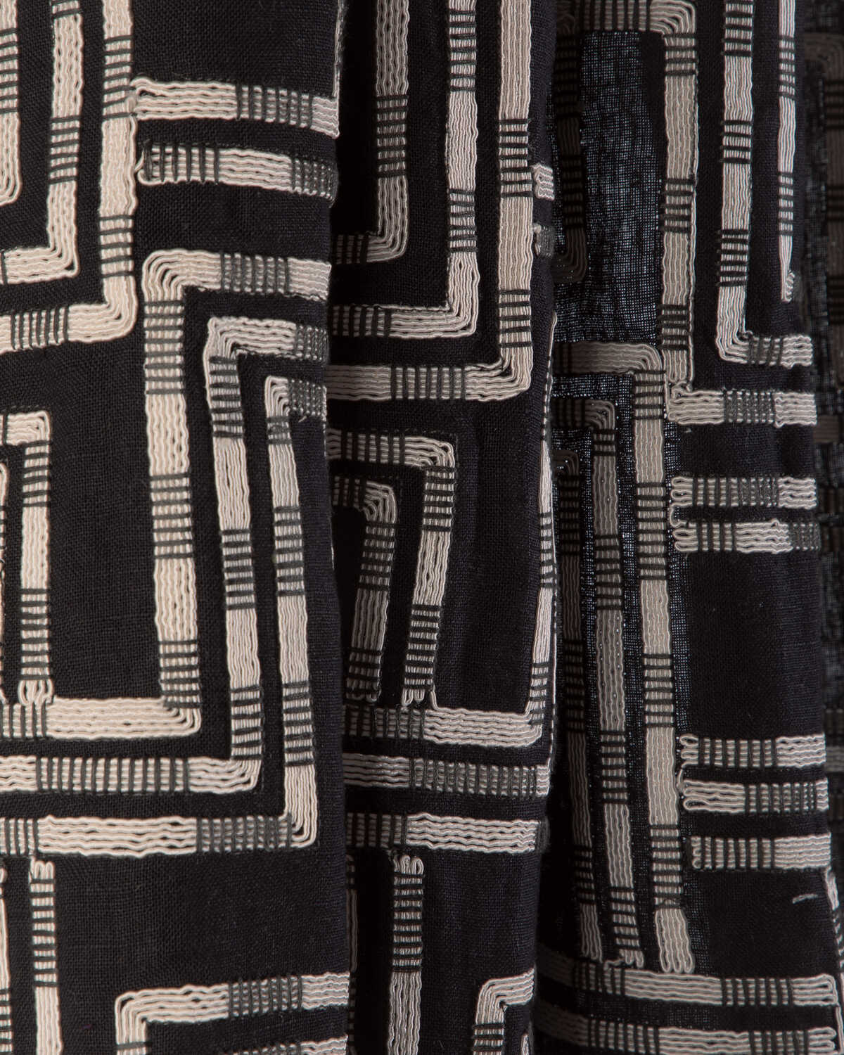 Circuit Emb - Noir - LEE JOFA MODERN Fabric