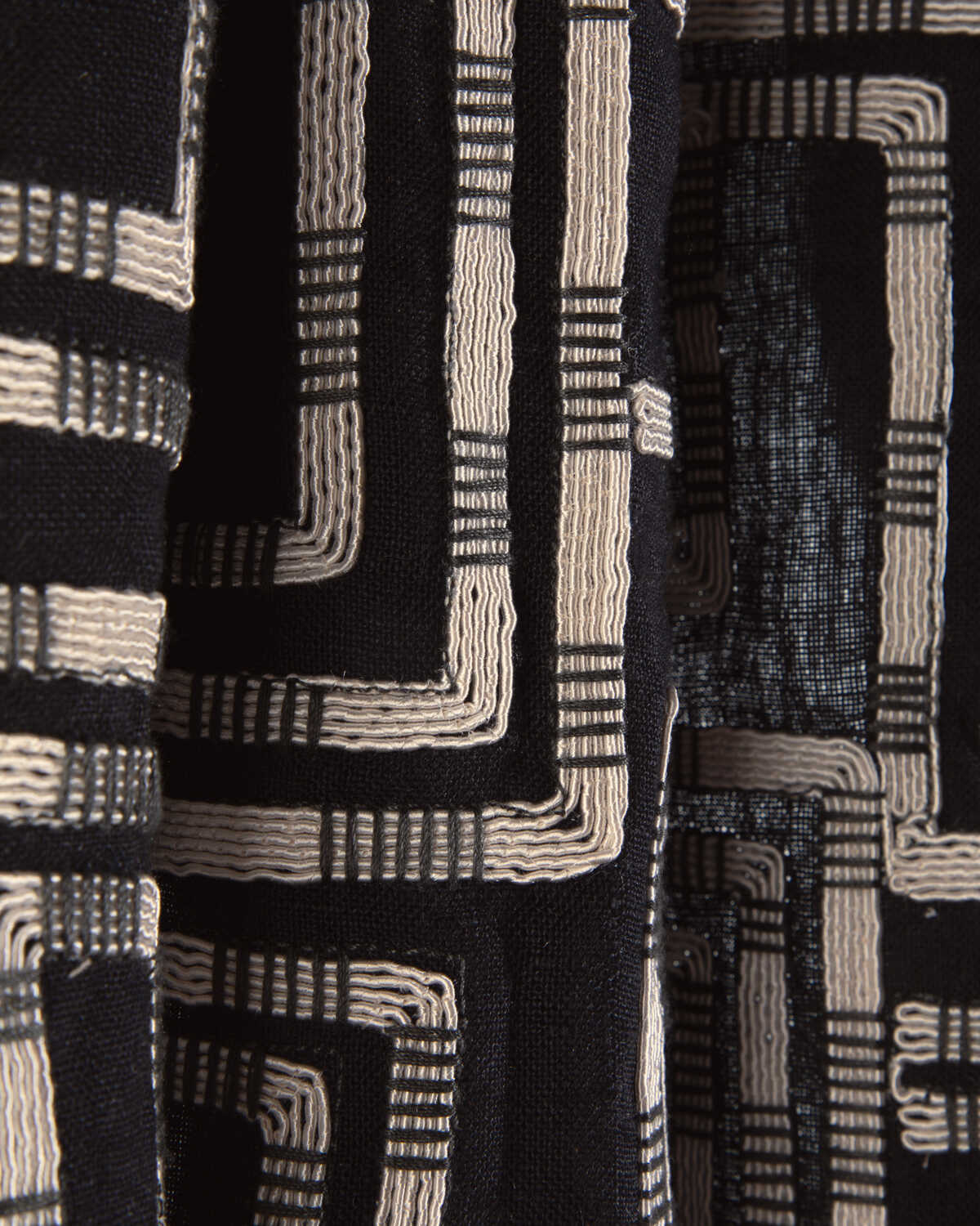 Circuit Emb - Noir - LEE JOFA MODERN Fabric