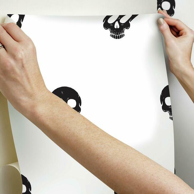 disney-cruella-glamour-skulls-peel-stick-wallpaper-black-york-wallcoverings-rmk12122rl