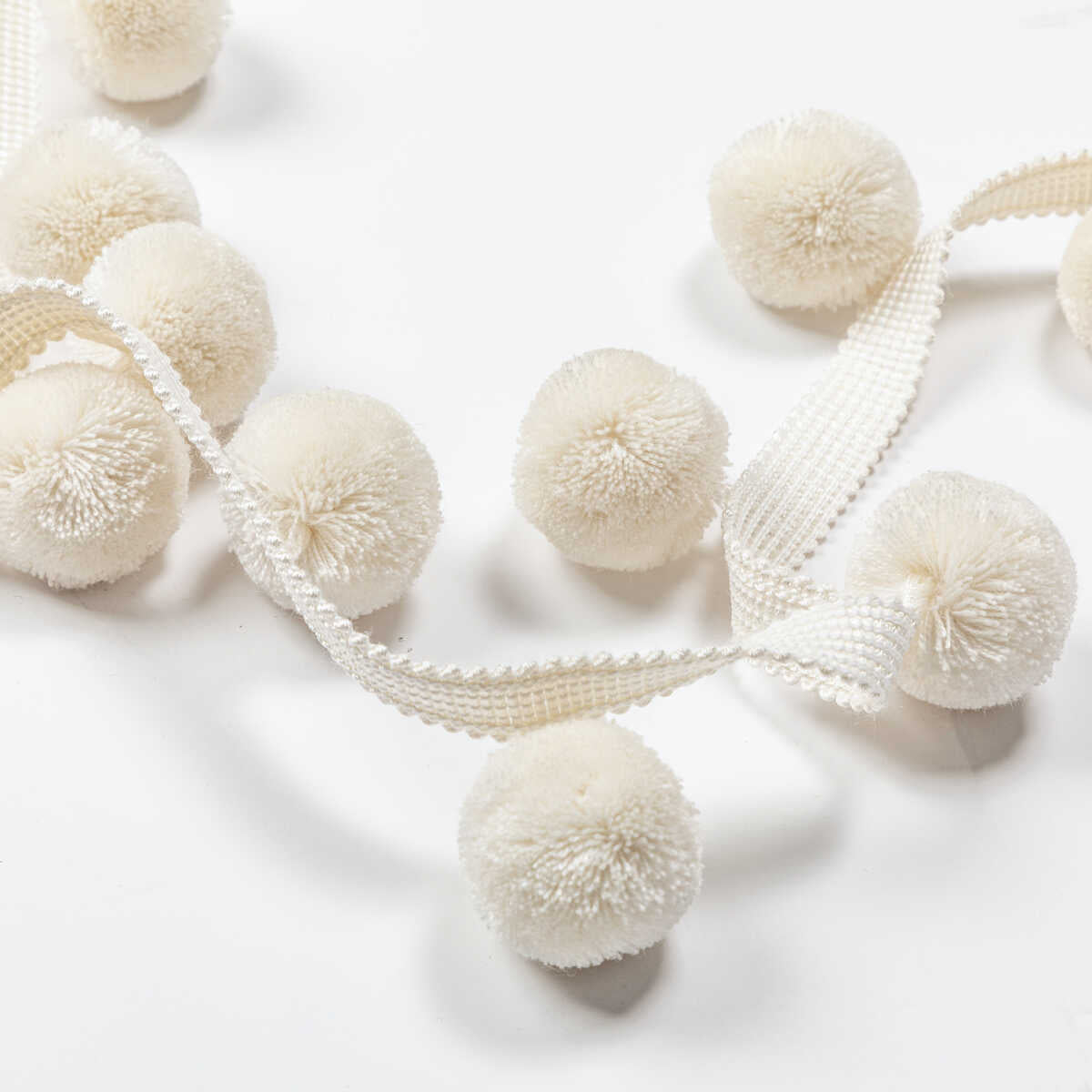 Paradise Poms - Ivory - KRAVET COUTURE Recortar
