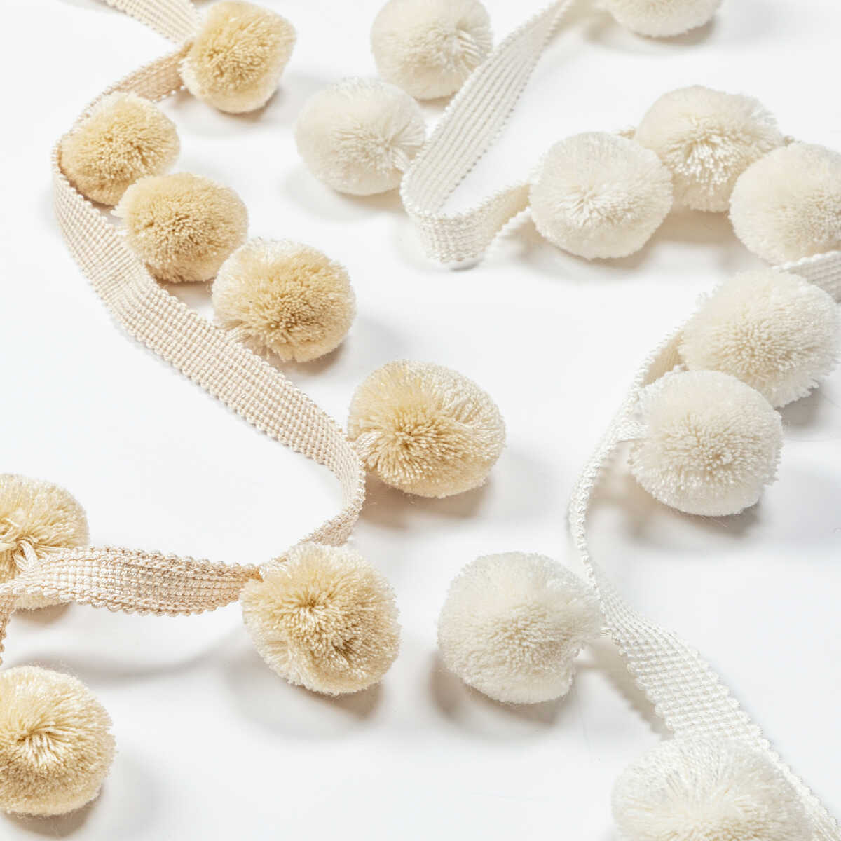 Paradise Poms - Ivory - KRAVET COUTURE Recortar